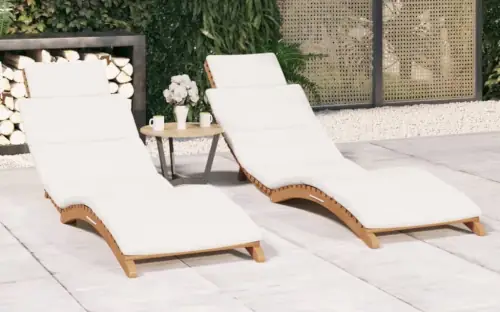 Luxusní dřevěná lehátka k bazénu s bílým polstrováním