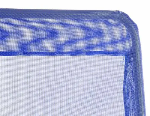 Lehátko má kvalitní výplet z modré tkaniny